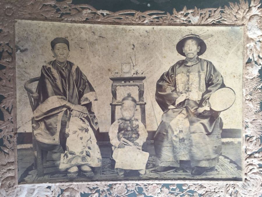 相框里的家族老照片 / A family portrait in its old frame