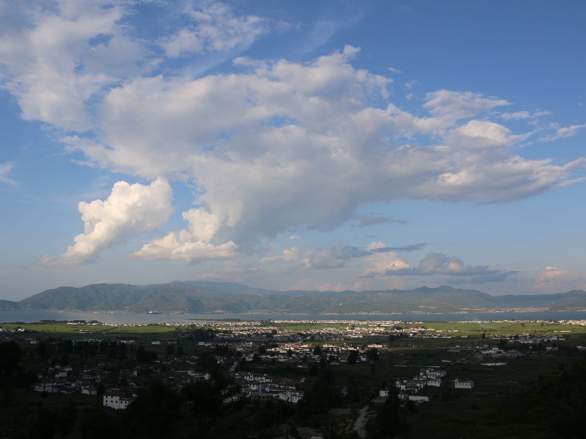 从高处看洱海与村落 / Erhai Lake and the villages below