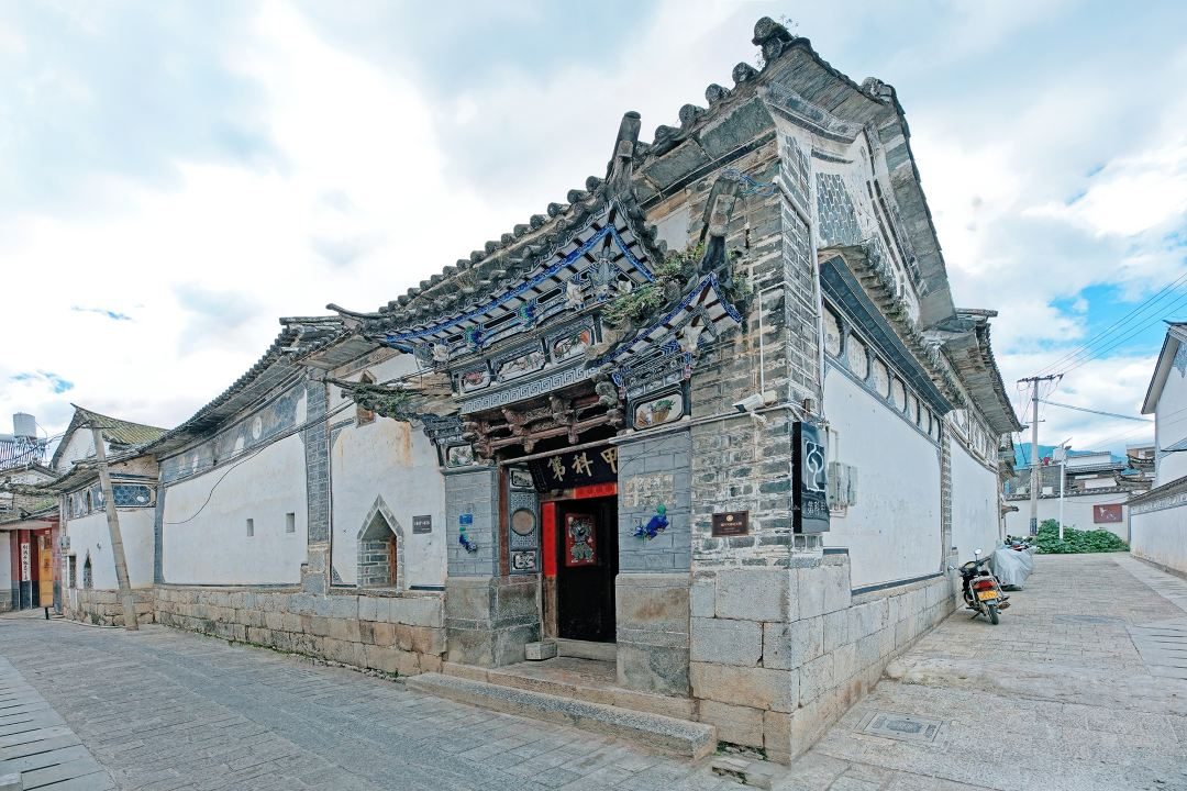 从巷子里看甲科第的外墙与门楼 / The house seen from the lane