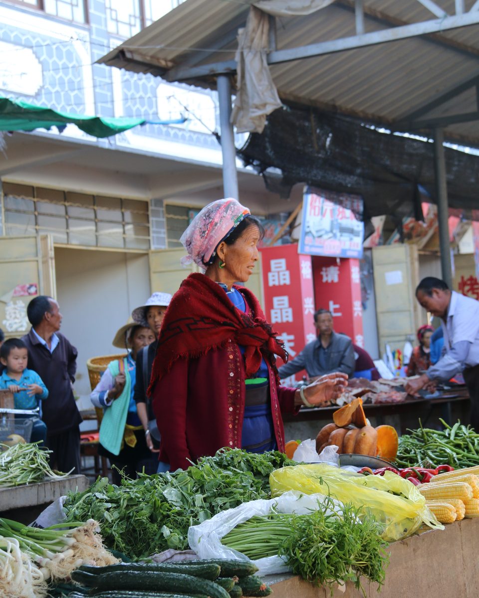 喜洲早市上的菜摊 / The morning market in Xizhou