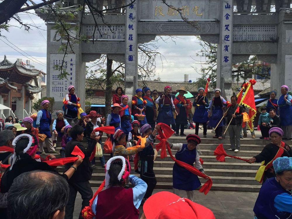 牌坊前的民俗活动 / A village gathering by the memorial arch
