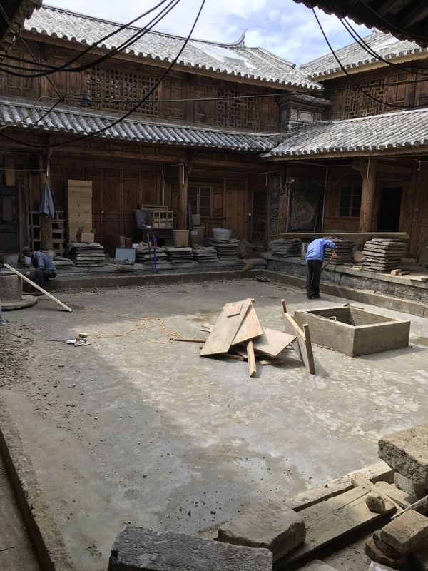 修缮中的空池子 / The pool before it held water