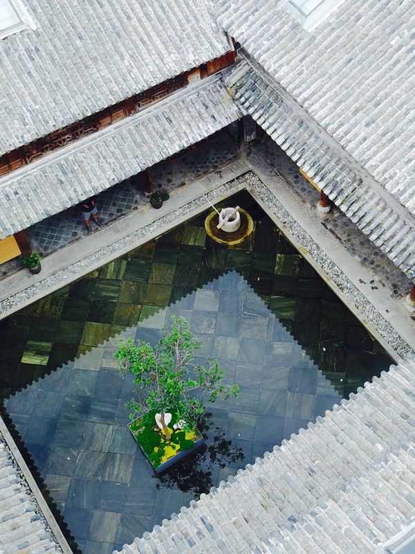 蓄水后的天井水池 / The pool, filled