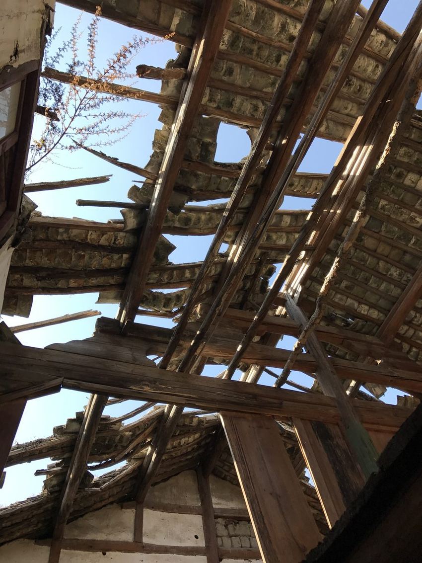 掀开的屋顶，梁架露出来 / The roof opened, the beams exposed