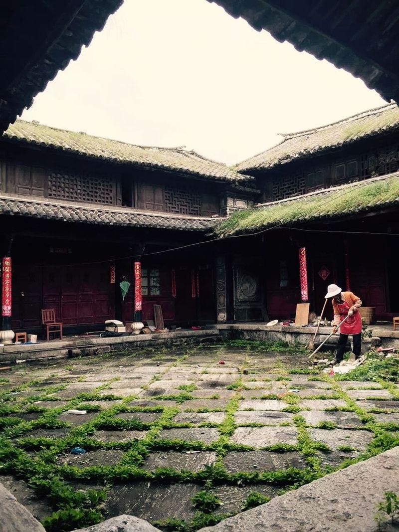 修缮前的院子，石板缝里长满草 / The courtyard before work began, grass growing between the stones