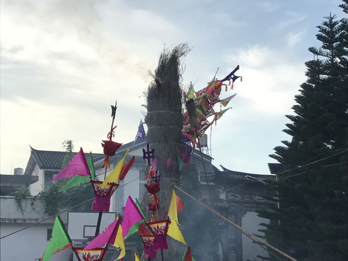 火把节的彩旗与人群 / Flags and crowds at the Torch Festival