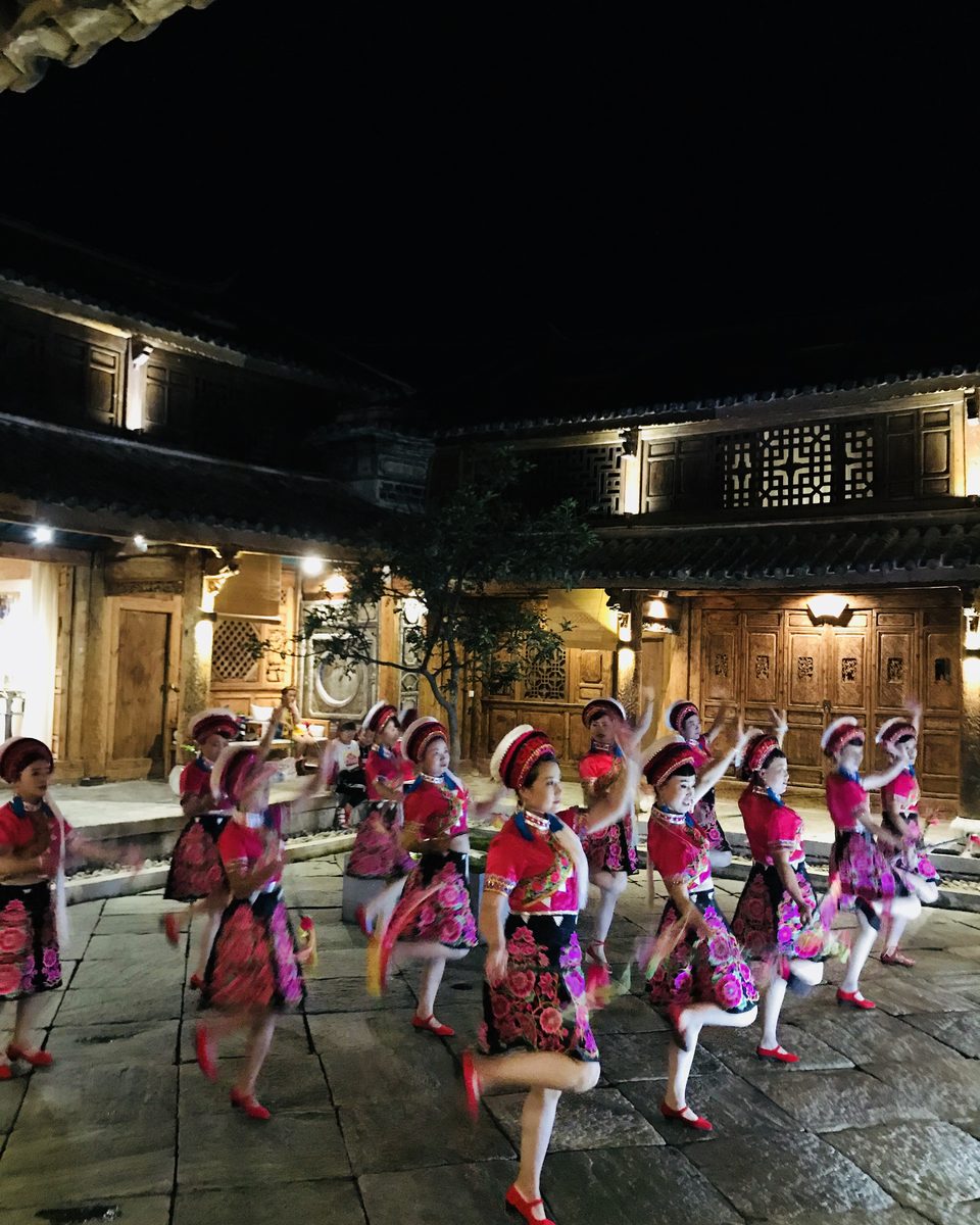 村里过节时的白族歌舞 / Bai dancers at a village celebration